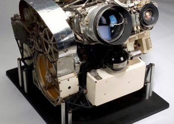 أول صورة للأرض من سطح القمر عام 1966