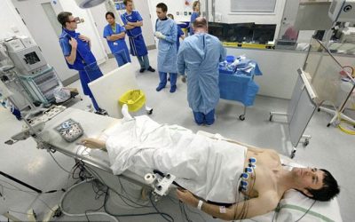 يصور نفسه في غرفة العمليات